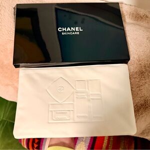 Chanel Beaute LARGE White Faux Leather Pouch. Soooo soft Puffy Design NIB GWP